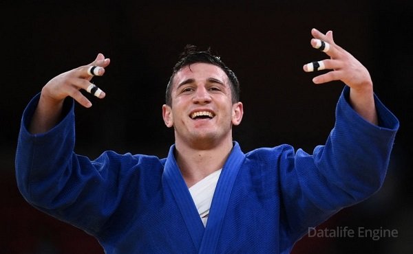 ძალიან ემოციური ვიდეო: ლაშა ბექაურმა მედალი იმ ექიმს მიუტანა, რომელმაც მის განკურნებაში ლომის წვრილი შეიტანა