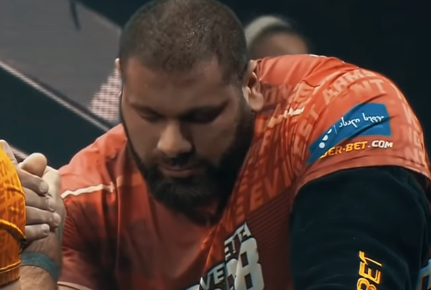 დარბაზი სიცილით გაიგუდა - რა გაუკეთა ლევან საგინაშვილმა რუმინელ მკლავჭიდელს (ვიდეო)