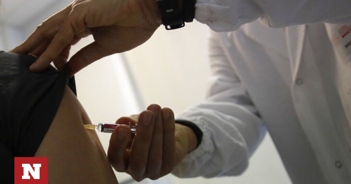 მამაკაცმა ნამდვილი ხელი დამალა და  ვაქცინა სილიკონის ხელში გაიკეთა