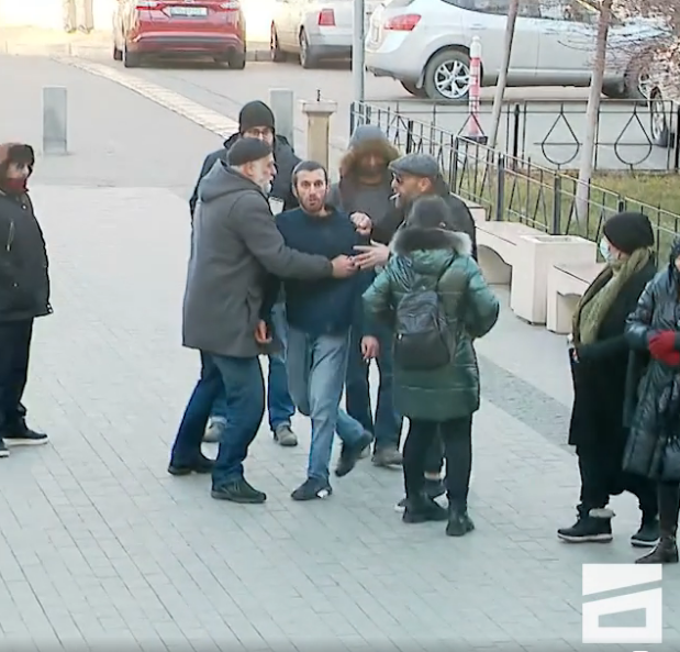 "შენი პიდარასტი დედას შევე**ი, შე თეს**ო, გვარამია, შენს დედას შევე**ი" - სასამართლოში მისულ ნიკა გვარამიას აგინეს