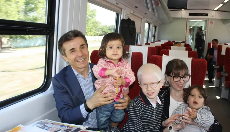 ”ამ ოთხ ტყუპს, ბატონმა ბიძინამ ყოველთვიური ხელფასის სახით 2000 ლარი დაუნიშნა” - რა ისტორიას იხსენებს სოციალური ქსელის ერთ-ერთი მომხმარებელი