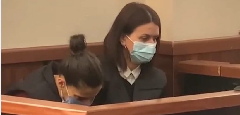 ნახეთ, როგორ გამოიყურება დედა, რომელმაც ჩვილი ჯერ გაგუდა და შემდეგ საკანალიზაციო მილში ჩააგდო (ვიდეო)