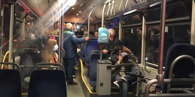 "ვზივარ 388 ავტობუსში, 4 რუსი ახალგაზრდა ბიჭი ზის, რომლებიც კონდუქტორს დასცინოდნენ..."