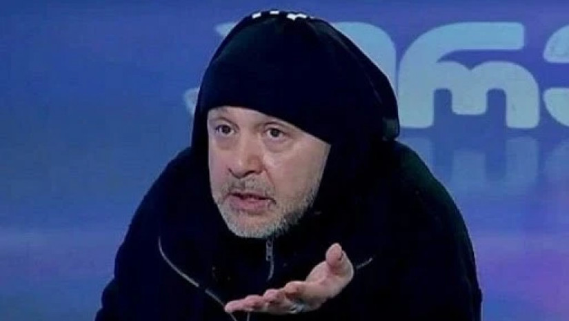 „არესტოვიჩი ხოშიანად ცეკვავს ქალის კაბაში, კიდევ ის, პრეზიდენტად რომ ჰყავთ, ხოშიანად აკეთებს „ია კაკატ ხაჩუო“ - „უცნობი“