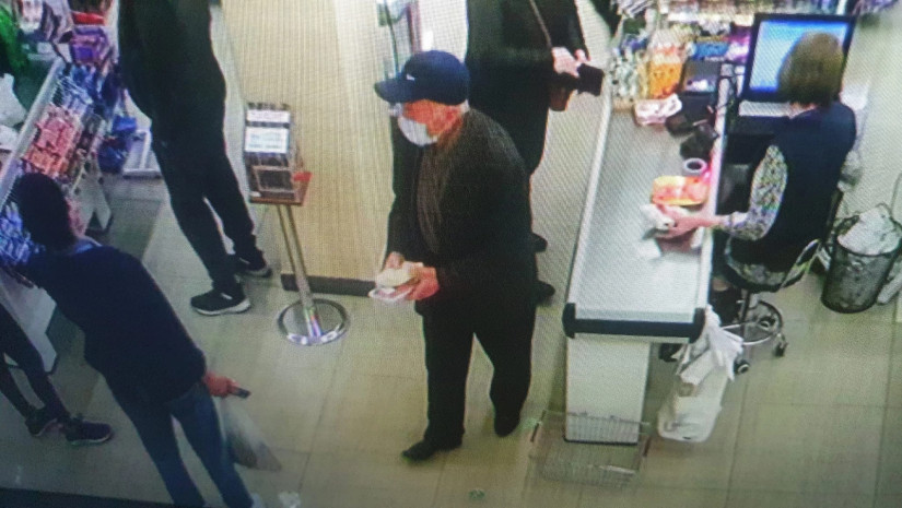 „თუ ამოიცნობთ ამ პიროვნებას, უმორჩილესად გთხოვთ შეგვეხმიანეთ“ - ეძებენ მამაკაცს, რომელმაც მაღაზიაში თანხა დაკარგა