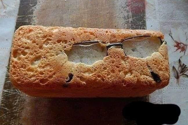 "პური ვიყიდე, მივედი სახლში, ვუყურებ პურს და.... ისიც მიყურებს" - პურში სათვალე აღმოაჩინეს