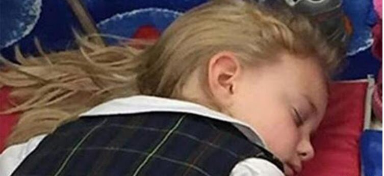 პატარა მძინარი გოგონას ამ ფოტო მთელი მსოფლიო შოკში ჩააგდო – კარგად დააკვირდით მის ხელს..