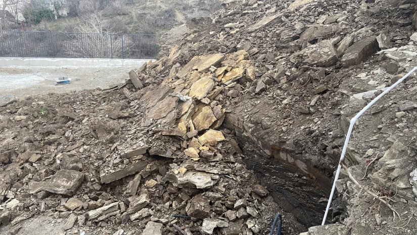 იყავით ფრთხილად! - თბილისში ერთ-ერთი ფერდი ჩამოიშალა