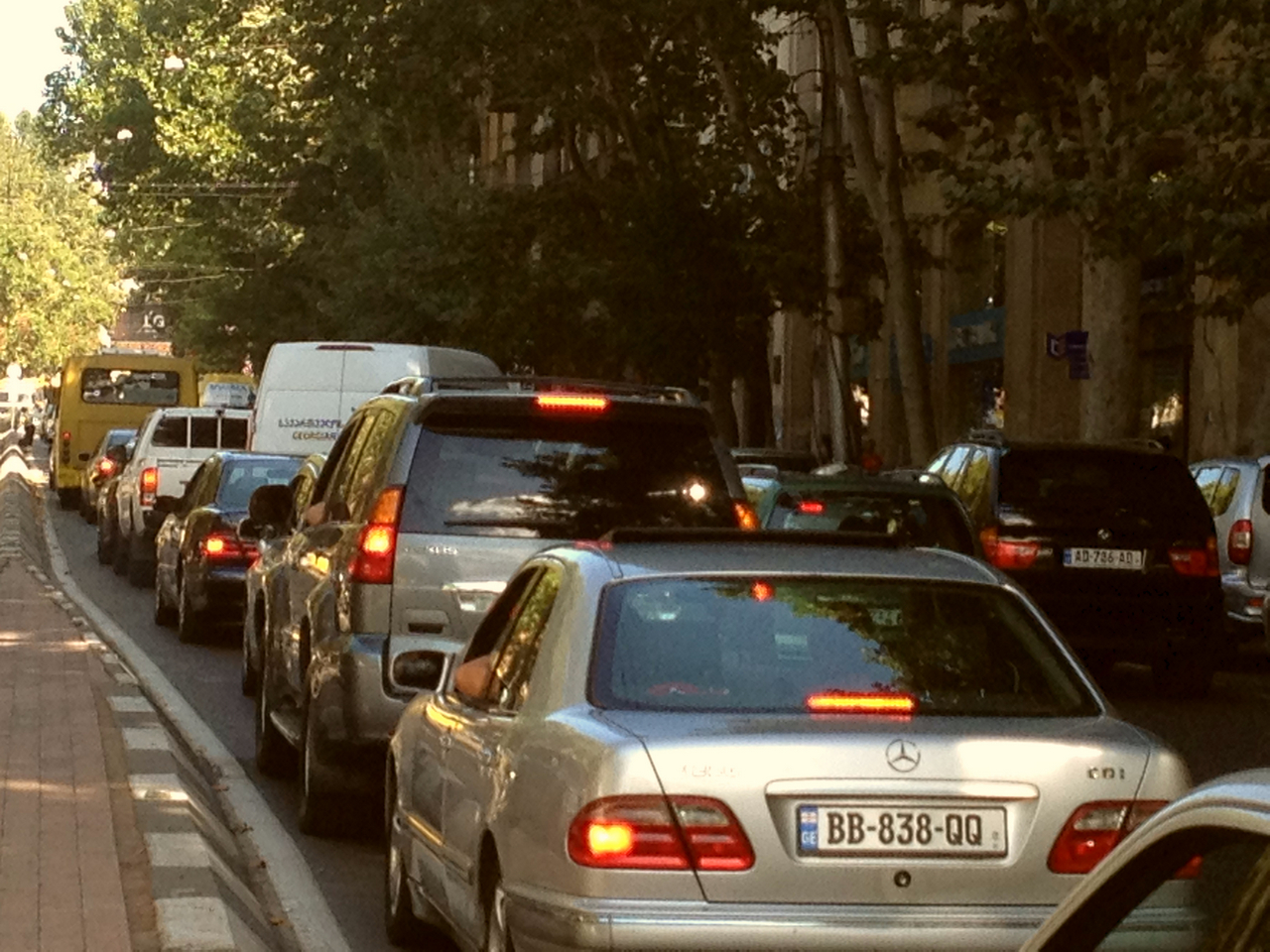 დარღვევის შემთხვევაში ჯარიმა 1000 და 3000 ლარი იქნება – მნიშვნელოვანი ინფორმაცია მძღოლებისთვის