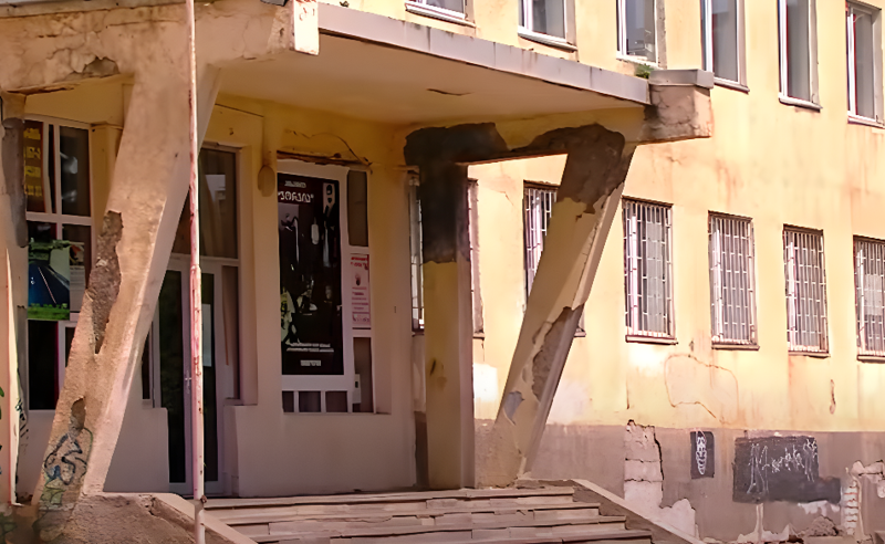 157-ე სკოლაში ჭერი ჩამოვარდა - დაშავდა დამლაგებელი