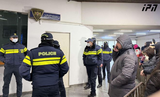 მეტრო "რუსთაველის" და „თავისუფლების მოედნის“ გასასვლელებში პოლიცია მოქალაქეებს ჩხრეკს და ნივთებს უმოწმებს
