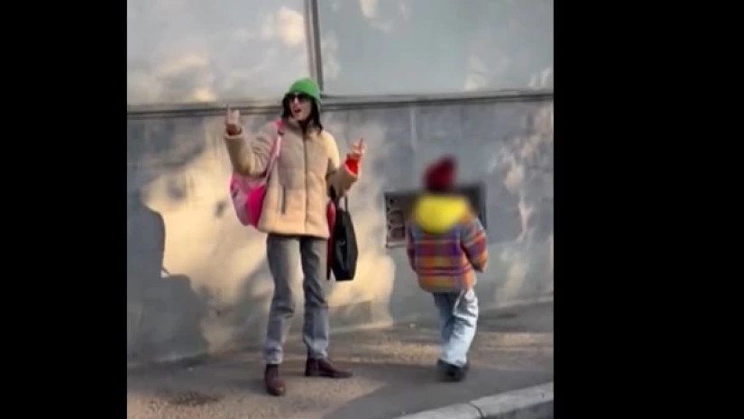 ვიდეო: „ეს ქალი მოგვვარდა, დროშის დანახვაზე გაღიზიანდა და მერე ასე შუა თითების ჩვენება დაიწყო ჩვენი მისამართით. ბავშვი ეხვეწება, წავიდეთო და ეს კიდე დგას და აი ასეთ მაგინებელ ჟესტებს ასწავლის თავის შვილს“