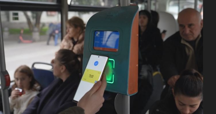 ვალდებულია თუ არა მგზავრი ტრანსპორტში ასვლისთანავე შეიძინოს ბილეთი და რისი უფლება აქვს კონტროლიორს ?