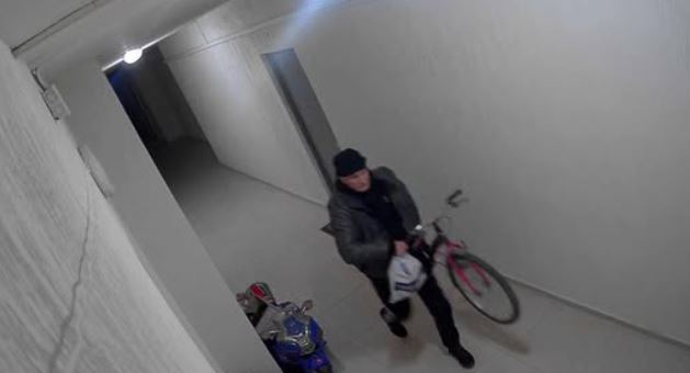 ”თუ ვინმე იცნობს ამ უნამუსო კაცს, გთხოვთ, დროულად დამიკავშირდით” – მამაკაცმა კორპუსიდან ბავშვის ველოსიპედი მოიპარა (ვიდეო)