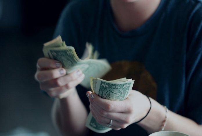 შეძლებულმა ბებიამ მასწავლა, თუ რა უნდა გავაკეთო იმისთვის, რომ სახლში ყოველთვის იყოს ფული