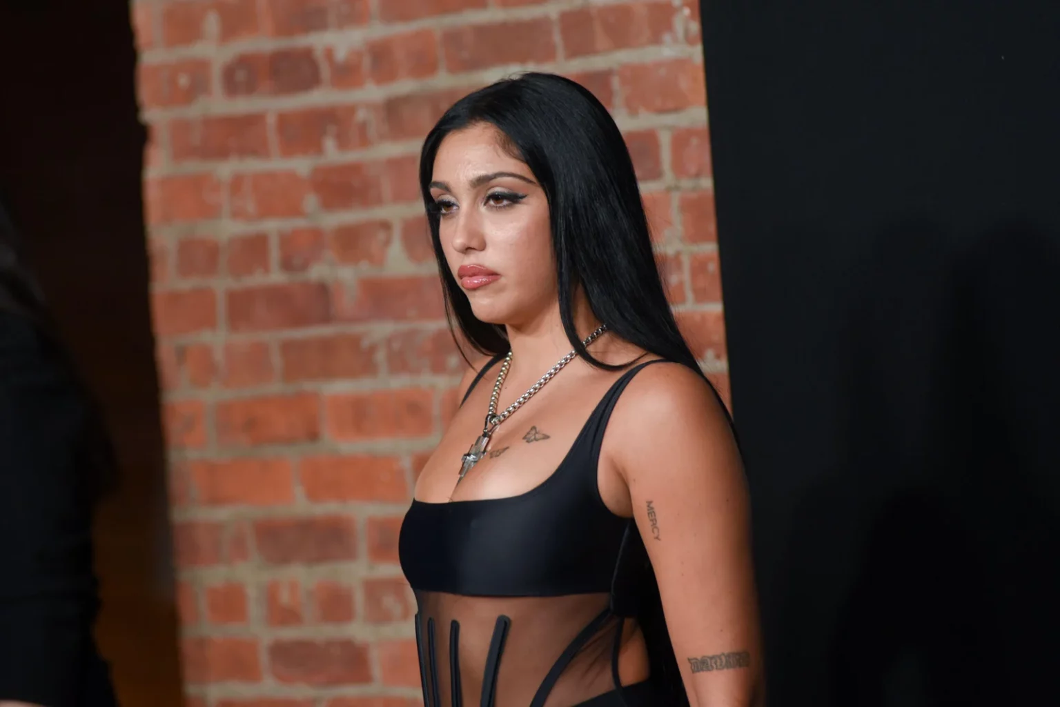 მადონას ქალიშვილის თამამი ფოტო გამჭვირვალე კაბაში