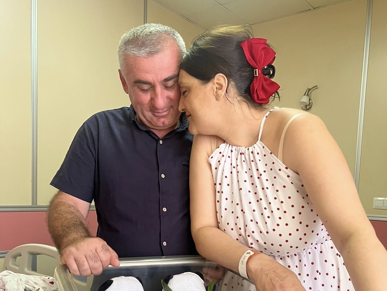 რას ჰყვება ქალი, რომელიც 20-წლიანი ლოდინის შემდეგ, ტყუპი გოგონას დედა გახდა